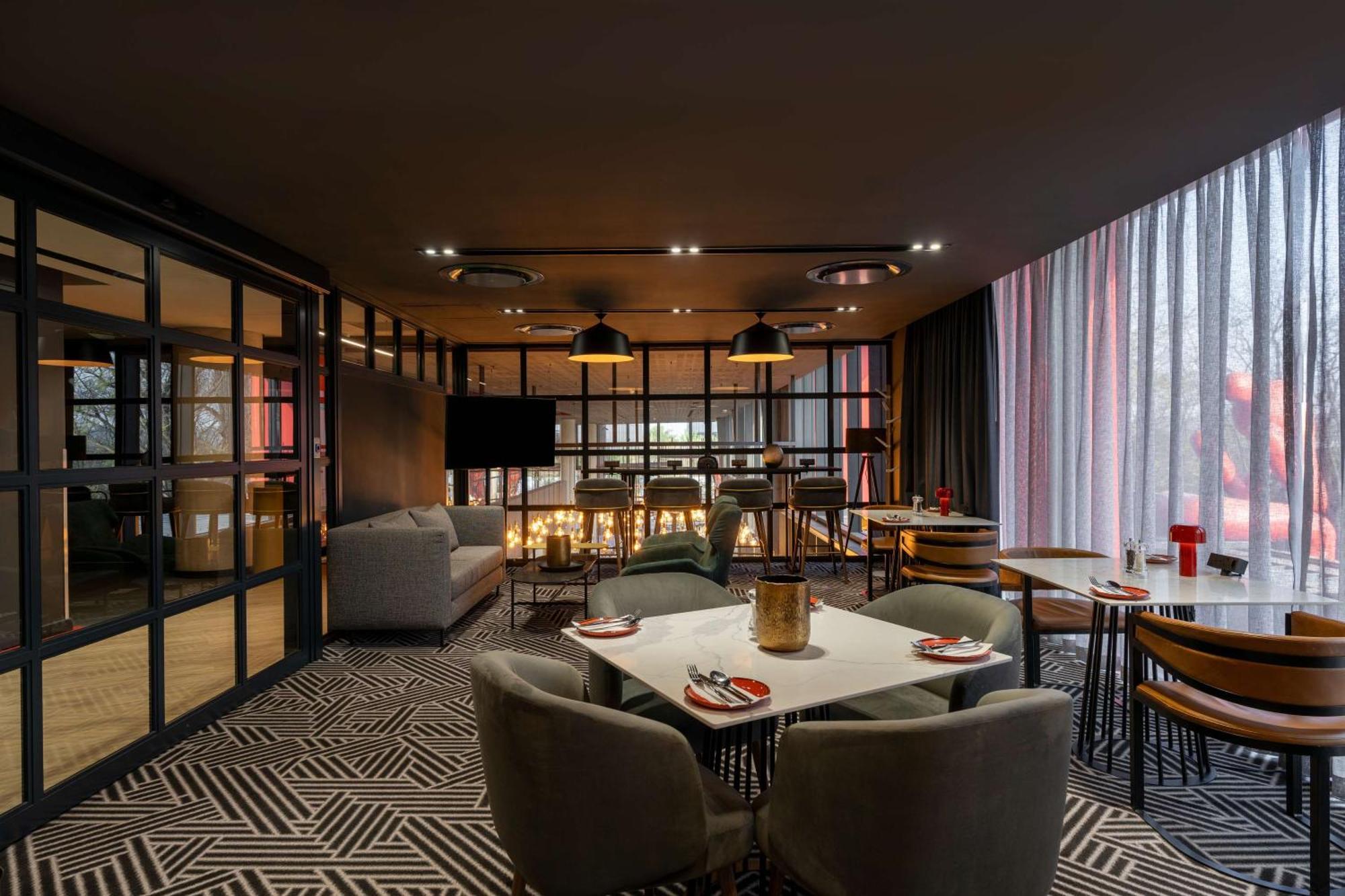 Radisson Red Hotel Johannesburg Rosebank Esterno foto
